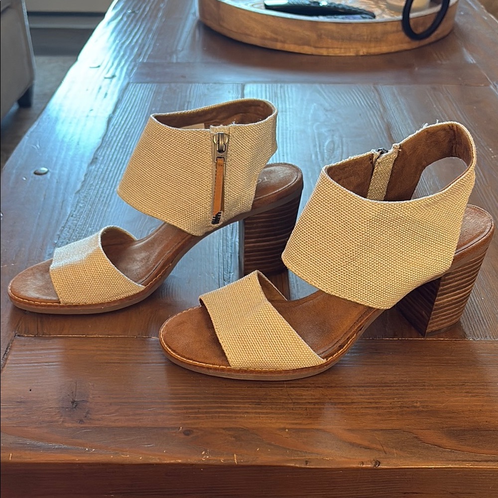Women's Cream Sandals